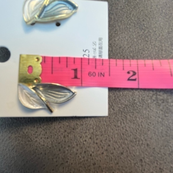 Fashion Jewelry Pierced Earrings, Gray and White Double Leaf Design. - Picture 8 of 10